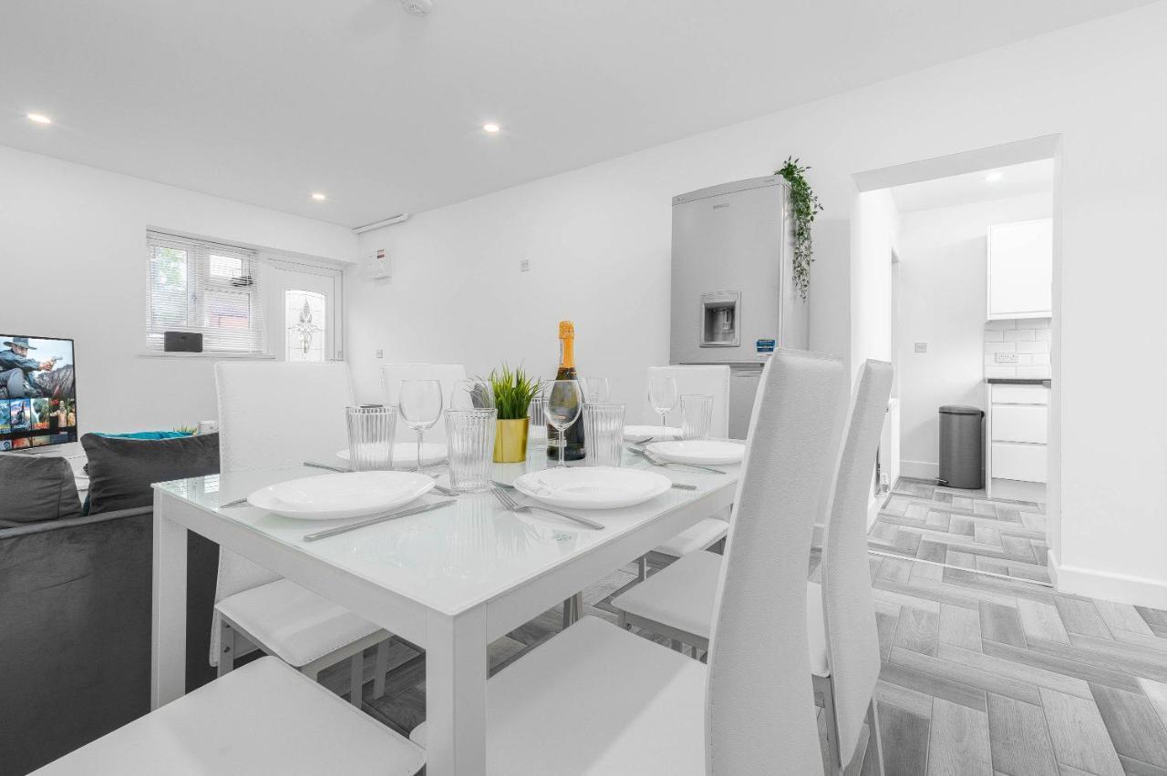 Brand New 5 Bedroom House l 10 Guests l Parking l Garden l Smart TV l WIFI l Perfect for Contractors Birmingham Extérieur photo