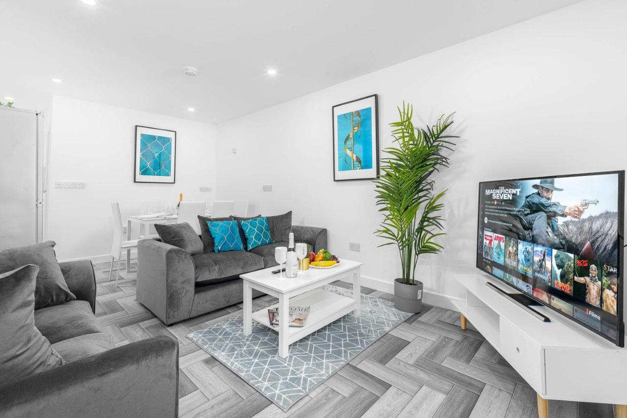 Brand New 5 Bedroom House l 10 Guests l Parking l Garden l Smart TV l WIFI l Perfect for Contractors Birmingham Extérieur photo