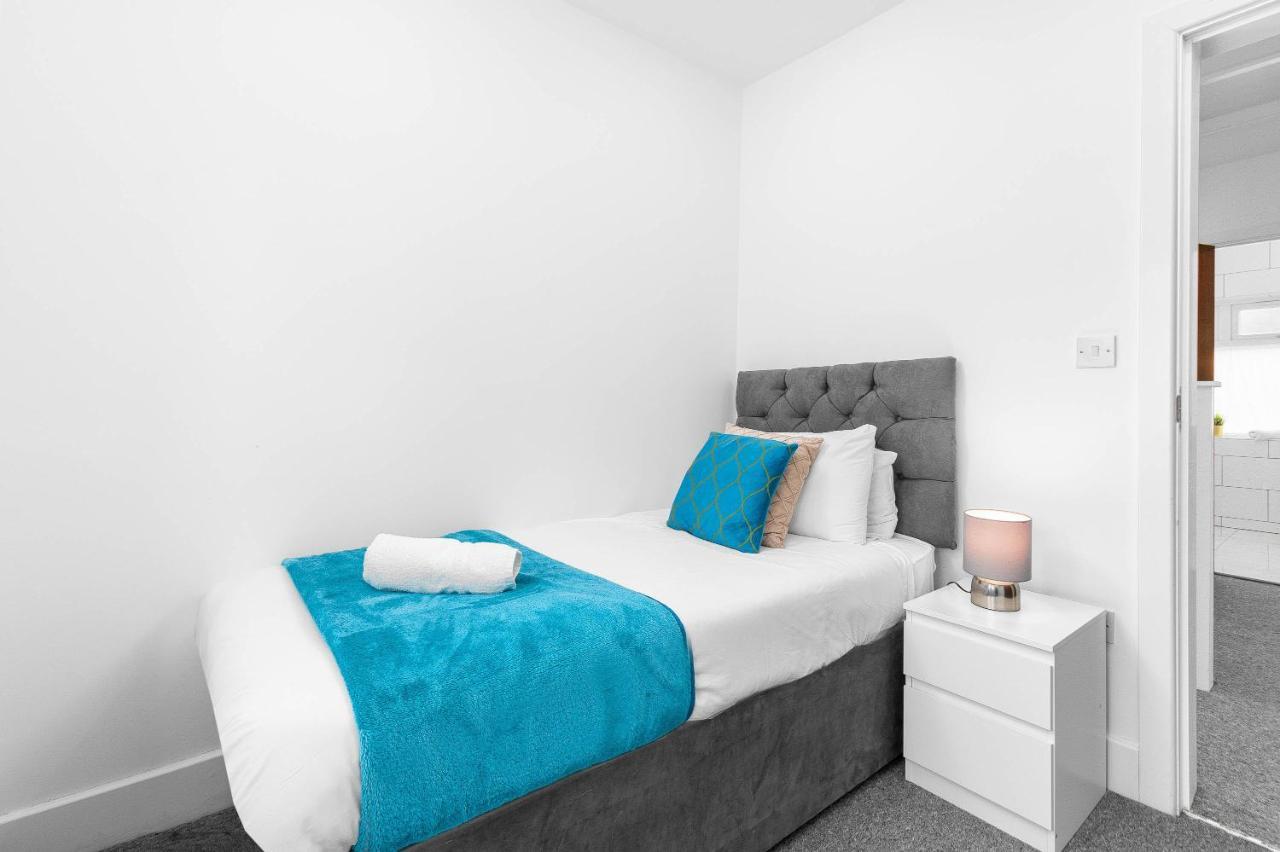 Brand New 5 Bedroom House l 10 Guests l Parking l Garden l Smart TV l WIFI l Perfect for Contractors Birmingham Extérieur photo